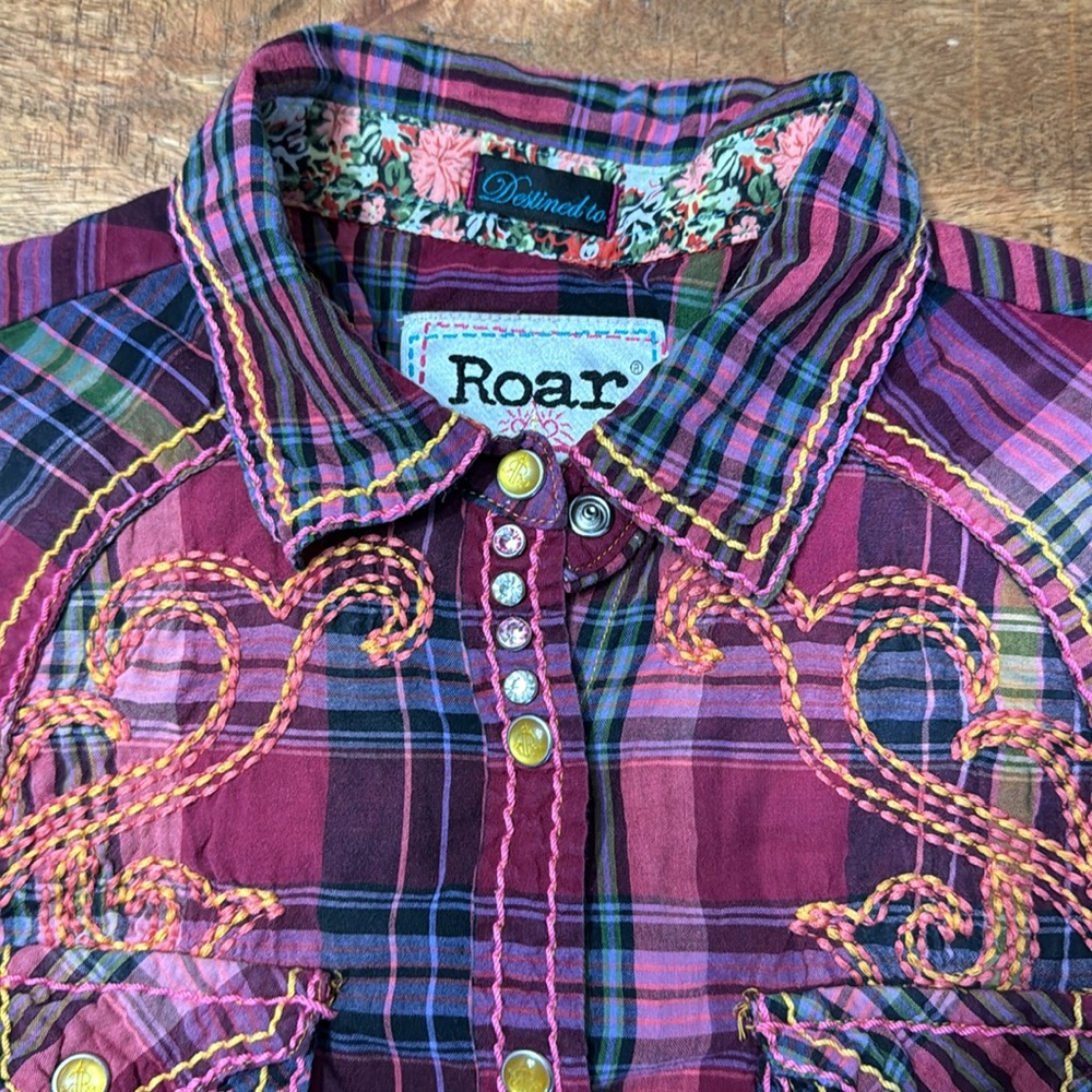 Destined to Roar Clothing western button down pink purple snap rhinestone cross - Picture 4 of 11